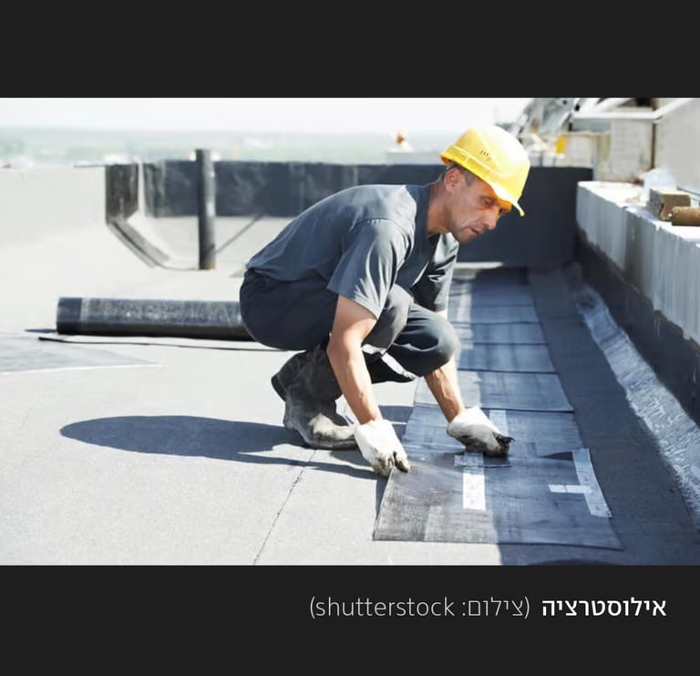 עובד בקסדת בטיחות צהובה מתקין חומר איטום על גג שטוח – תמונת הכתבה ב-Ynet